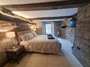 The Undercroft - Luxury historic studio with en suite in heart of Frome.